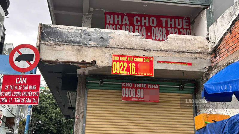 Muchos locales comerciales en Ciudad Ho Chi Minh están cambiando de inquilinos a medida que las empresas se reducen o abandonan las casas adosadas. Foto: Hạ Mây (foto tomada el 9 de septiembre)