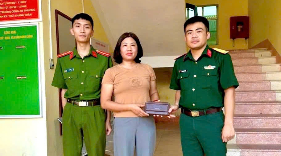 Major Pham Duc Hoan (right cover) handing over property to people. Photo: Dien Bien Police taken on September 6