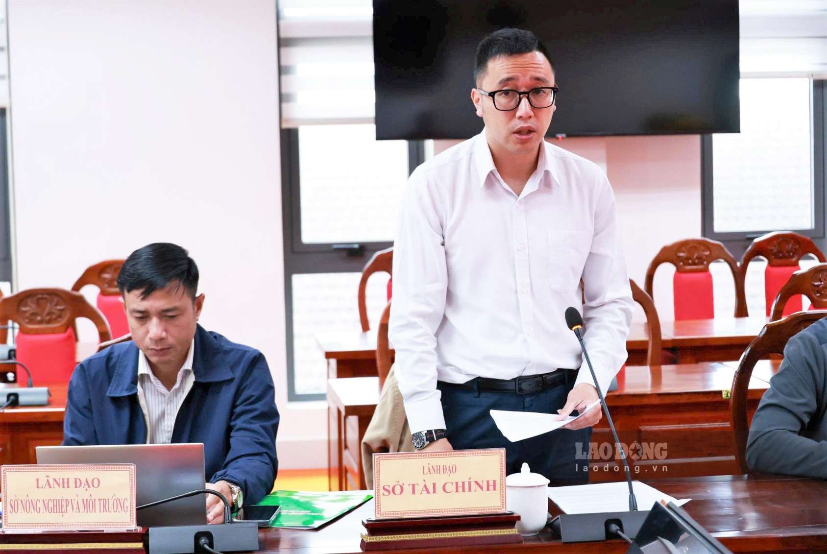 Mr. Nguyen Tran Nhat Huy - Deputy Director of Lam Dong Department of Finance informed about removing obstacles and difficulties for projects at the press conference on the morning of September 9. Photo: Phuc Khanh