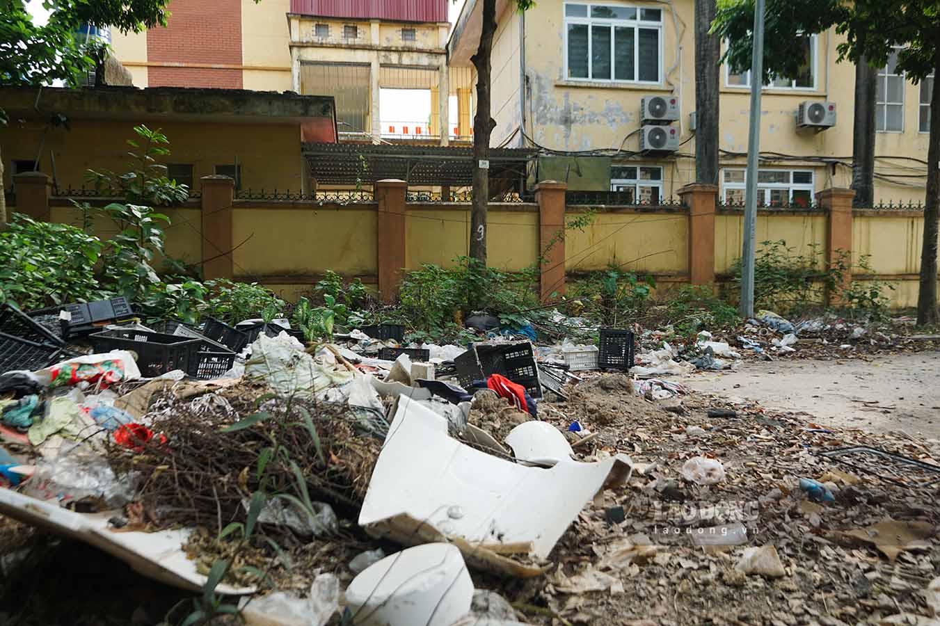 Spontaneous landfill located next to Yen Nghia Elementary School. Photo taken on the afternoon of September 8th. Photo: Huu Vu