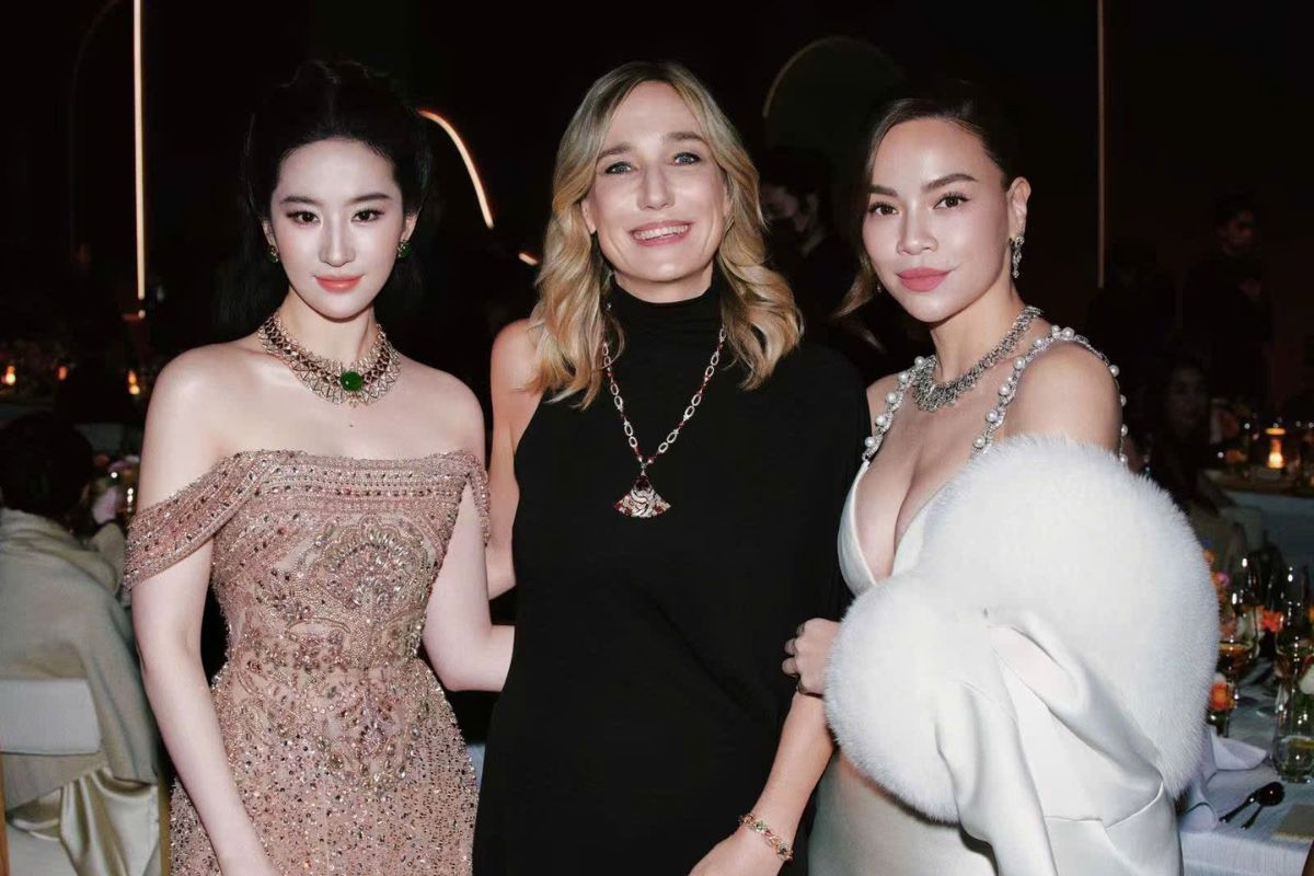Luu Diec Phi and Ho Ngoc Ha take a photo with Bvlgari CEO. Photo: Ho Ngoc Ha's crew provided