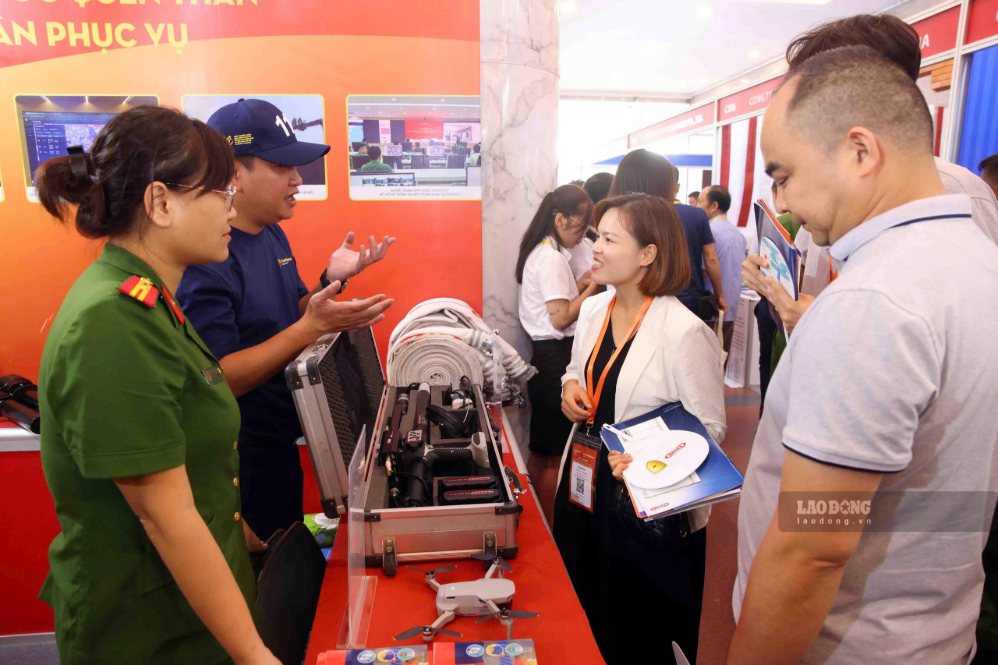 People visit the exhibition on the morning of September 9. Photo: To The