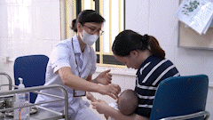 Seasonal change, parents proactively vaccinate children against diseases.