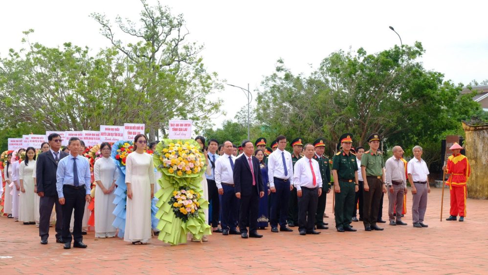 Leaders, authorities and people of Gia Lai organize incense offering ceremony at An Khe Truong relic. Photo: Ngoc Nhuan