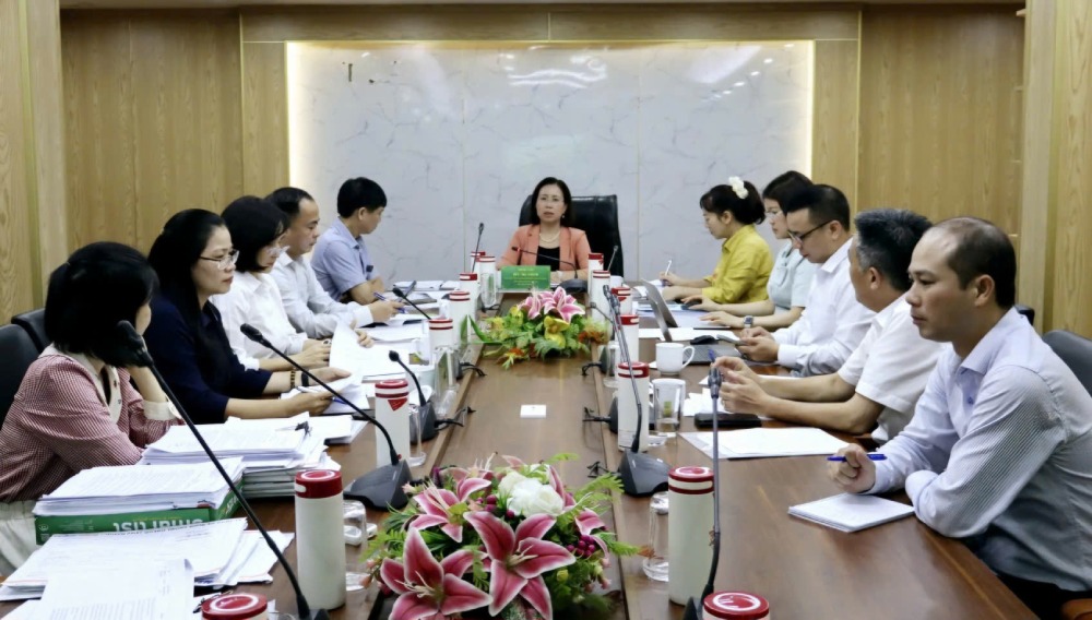Ms. Bui Thi Thom (sitting in the middle) - Vice Chairwoman of the Central Executive Committee of the Vietnam Farmers' Union, Chairwoman of the Appraisal Council of the "Scientists of Farmers" Honor Program chaired the meeting on September 8, 2026. Photo: Thu Ha.