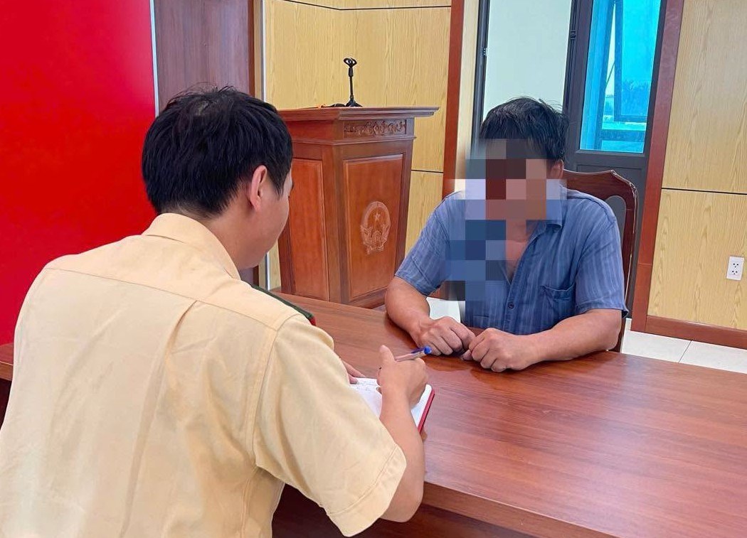 Phòng Cảnh sát giao thông Công an Hải Phòng làm việc với người điều khiển phương tiện. Ảnh: Cục Cảnh sát giao thông