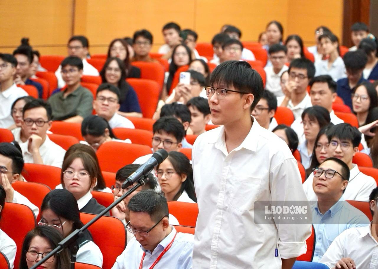 The moment valedictorian Nguyen Van Manh called out the name of a resident doctor at the Match Day 2026 event. Photo: Tuong Van