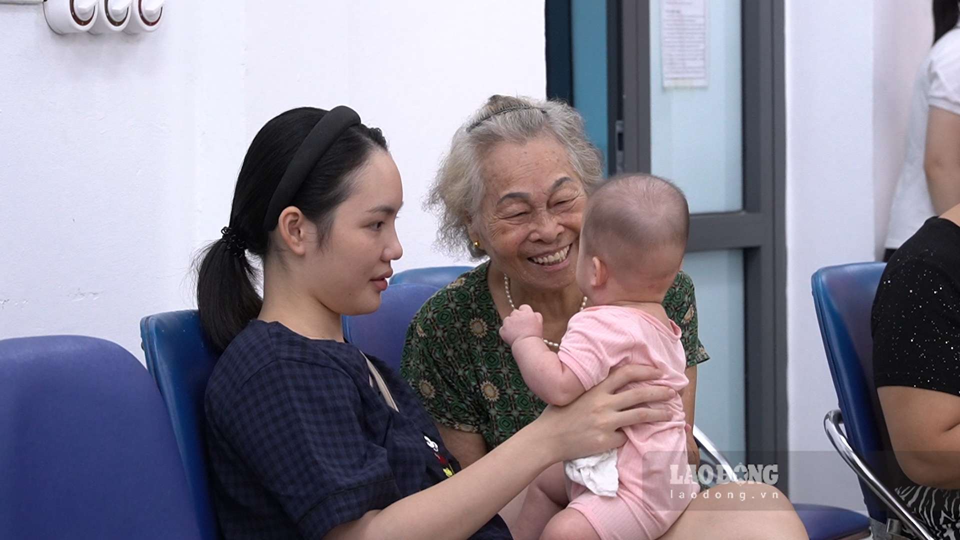 Worried about seasonal diseases, parents proactively take their children for vaccination right in the ward (Photo taken on September 9, 2026). Photo: An Phuong