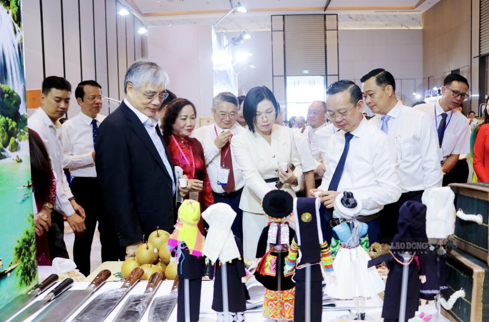 Các đại biểu tham quan các gian hàng trưng bày, giới thiệu sản phẩm tại hội nghị hợp tác giữa TPHCM với các tỉnh phía Bắc và Bắc Trung Bộ. Ảnh: Duy Chương