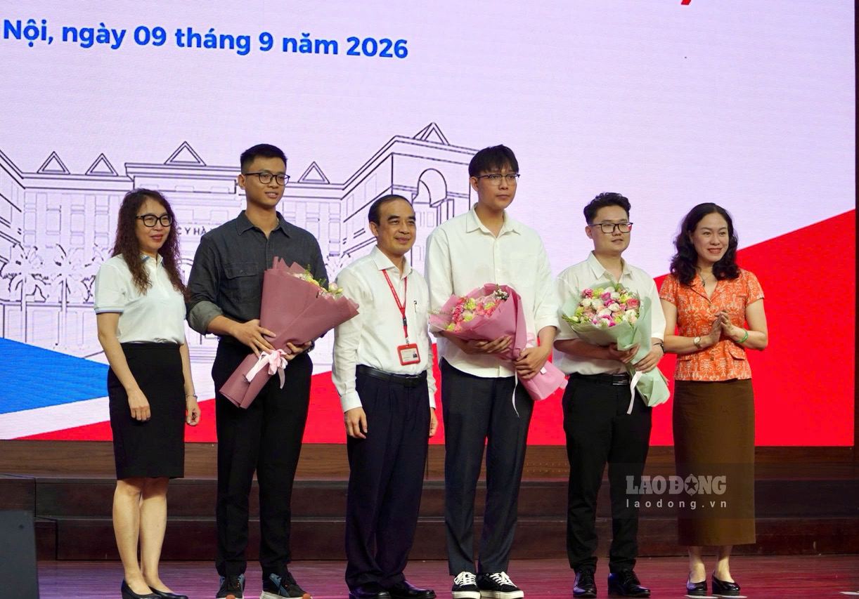 Các Thầy, Cô đại diện Trường Đại học Y Hà Nội tặng hoa chúc mừng các thủ khoa kỳ thi bác sĩ nội trú 2026. Ảnh: Tường Vân