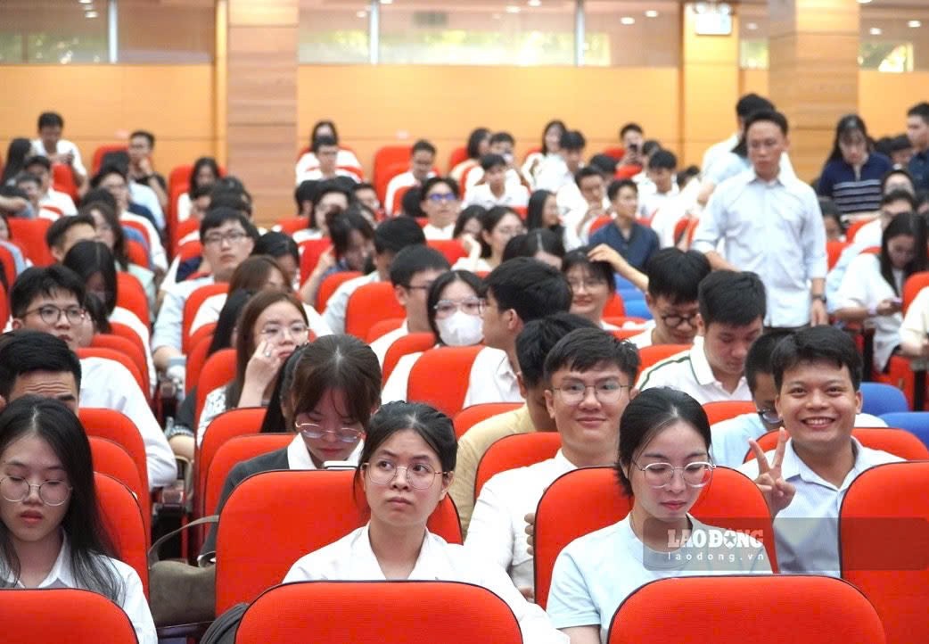 780 eligible candidates to participate in Match Day 2026 of Hanoi Medical University enter the moment of selecting resident doctor training majors. Photo: Tuong Van