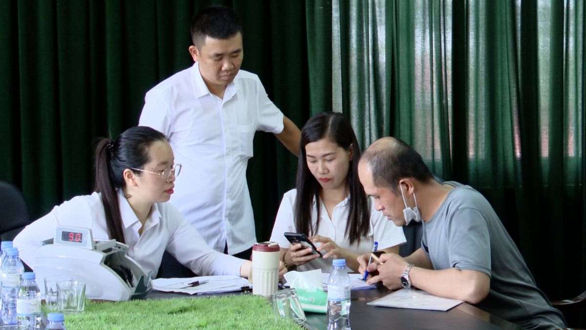 Kien An Ward pays compensation for site clearance for the project. Photo: Kien An Ward e-Portal, Hai Phong