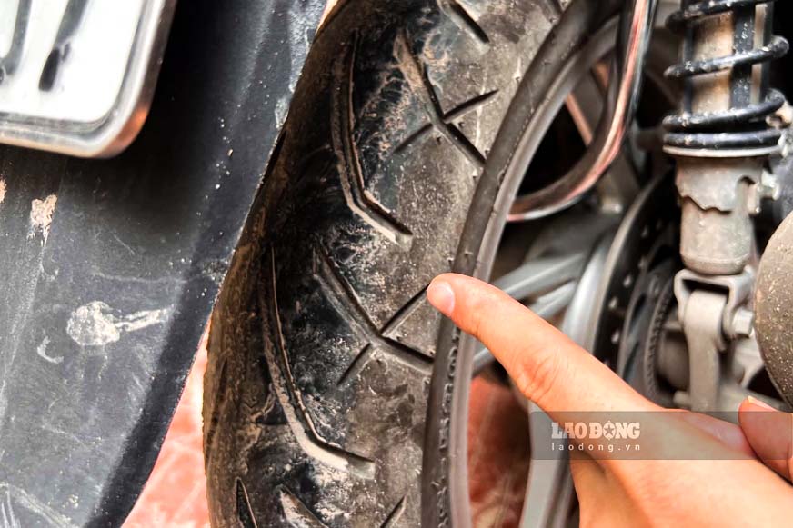 Pumping at the correct pressure, not carrying overload, limiting sun exposure and regular inspection helps motorcycle tires reduce rapid wear and cracking. Photo taken in the afternoon of September 9th: Cat Tien