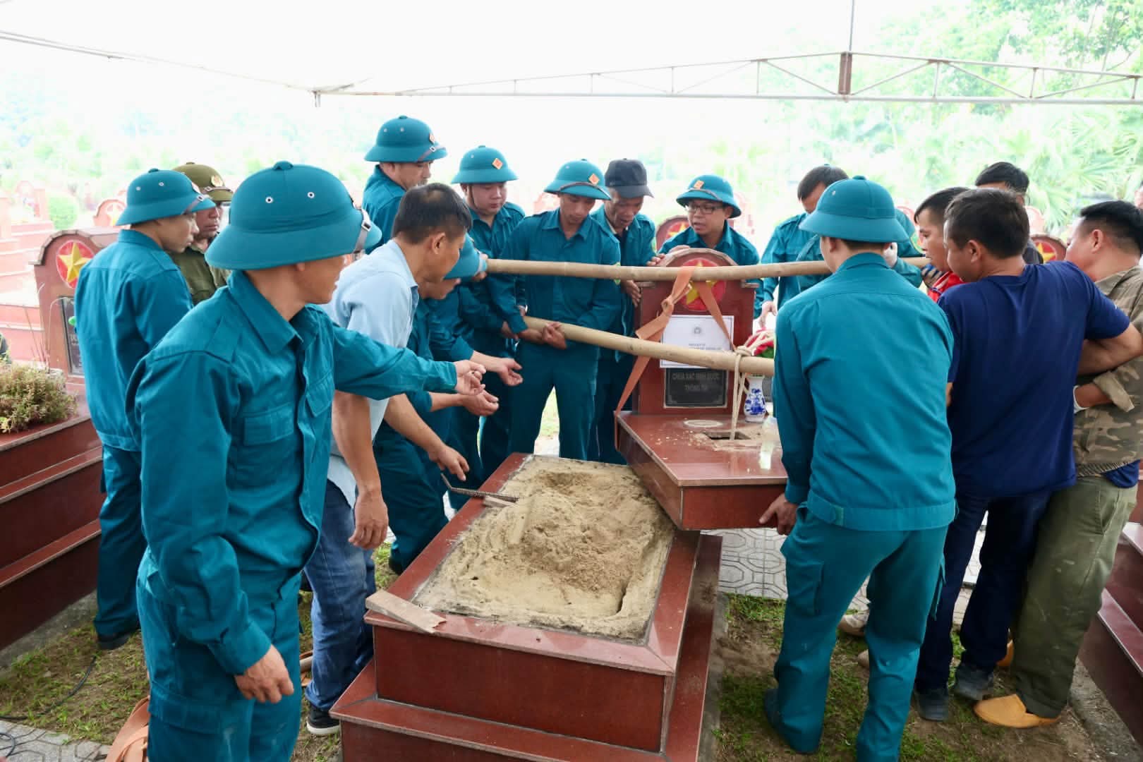 Excavation forces, taking DNA samples to verify the identity of martyrs. Photo: Bach Quang Ward People's Committee