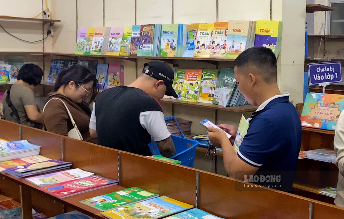 8つの書店に行ったが、保護者は子供のために教科書を十分に購入できていない