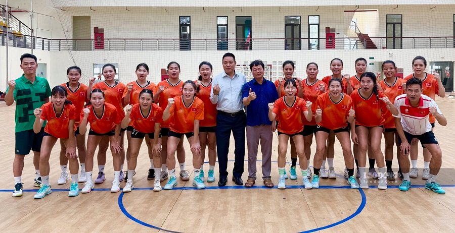 The Vietnamese women's handball team was met and encouraged to participate in ASIAD 20 on September 9 in Bac Ninh. Photo: Hoai Viet