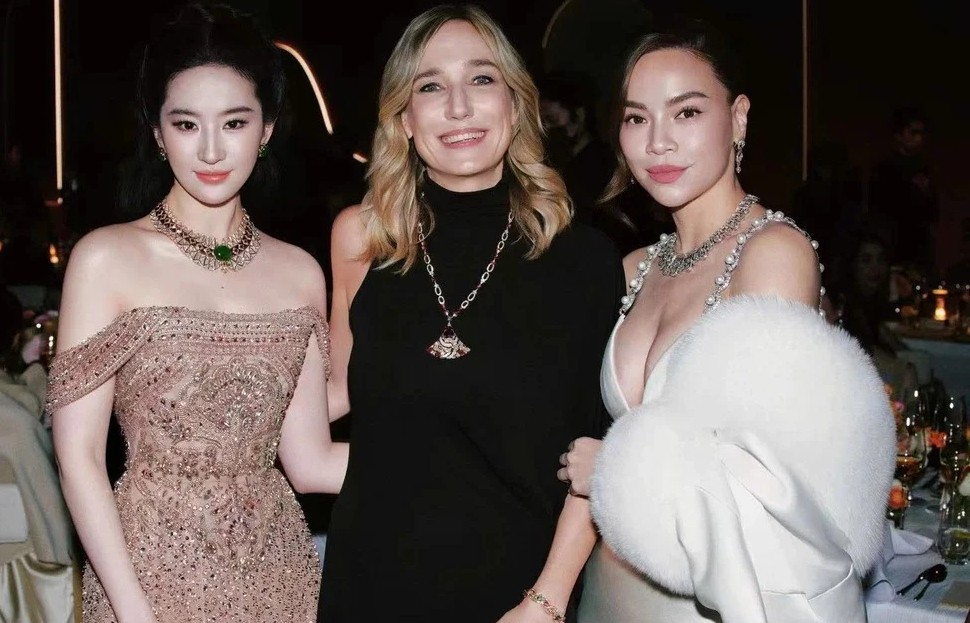 Liu Yifei (far left) and Hu Yuxia (far right) at an event held on September 7 in Shanghai (China). Photo: Artist Hu Yuxia's crew provided