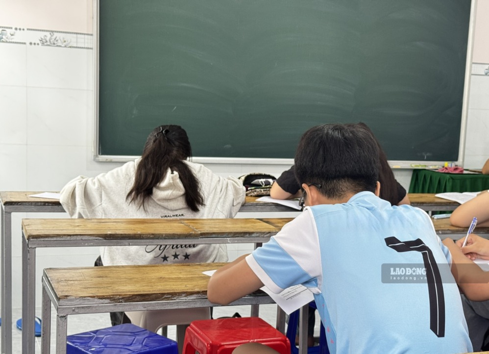ラムドン省の施設で補習授業を受ける生徒。写真:ズイ・トゥアン、午後撮影9。9.
