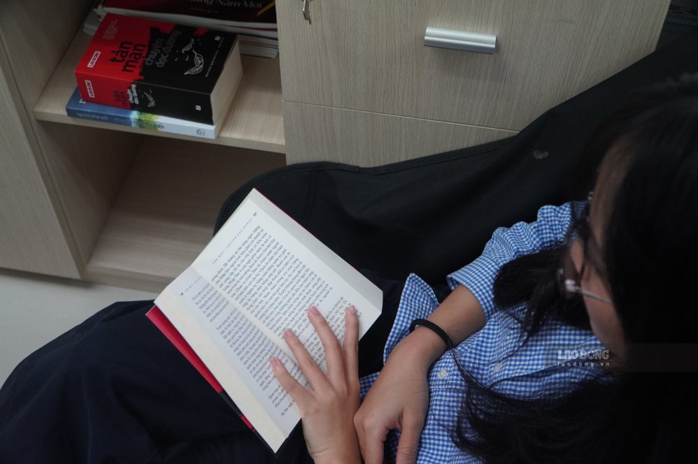 Reading books is a healthy habit that helps the brain relax and relieve stress after a long working day. Photo: Thanh Thanh