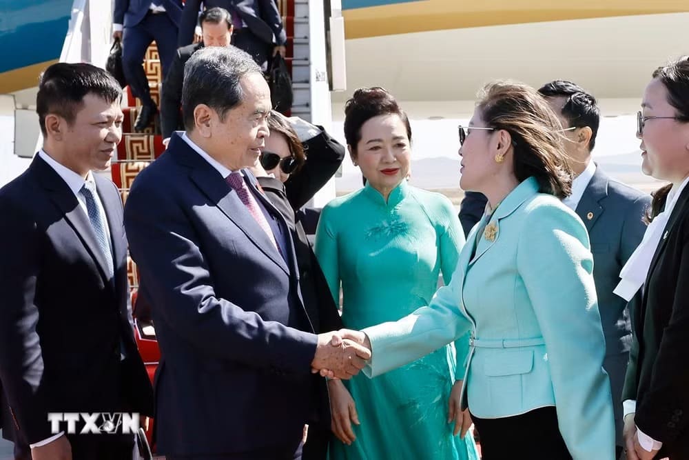 Ủy viên Bộ Chính trị, Chủ tịch Quốc hội Trần Thanh Mẫn và Phu nhân đến thủ đô Ulaanbaatar, bắt đầu thăm chính thức Mông Cổ. Ảnh: Doãn Tấn/TTXVN