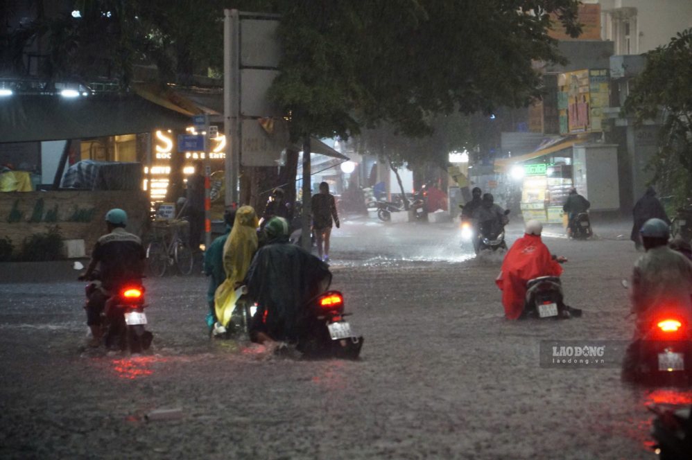 Ho Chi Minh City and neighboring provinces and cities, heavy rain is likely to last until the end of December. 9. Photo: Anh Tu