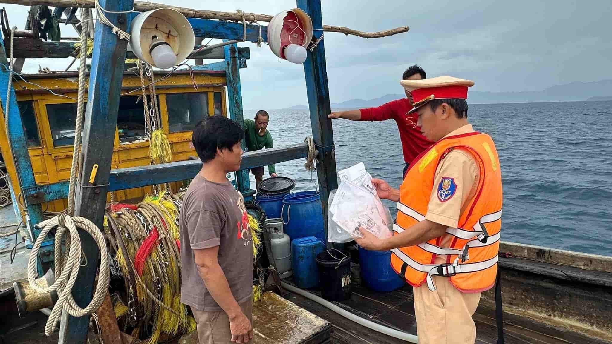 Khanh Hoa waterway police strengthen propaganda for people to respond to natural disasters (photo on September 9). Photo: Traffic Police Department