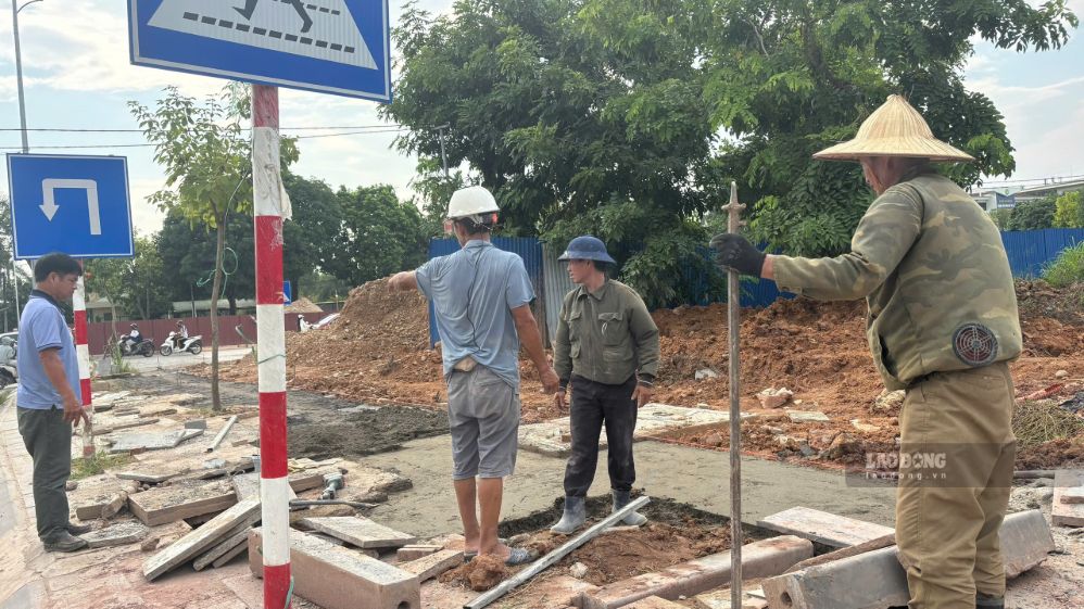 Công nhân cùng máy móc thi công dự án trong ngày 9.9. Ảnh: Việt Bắc