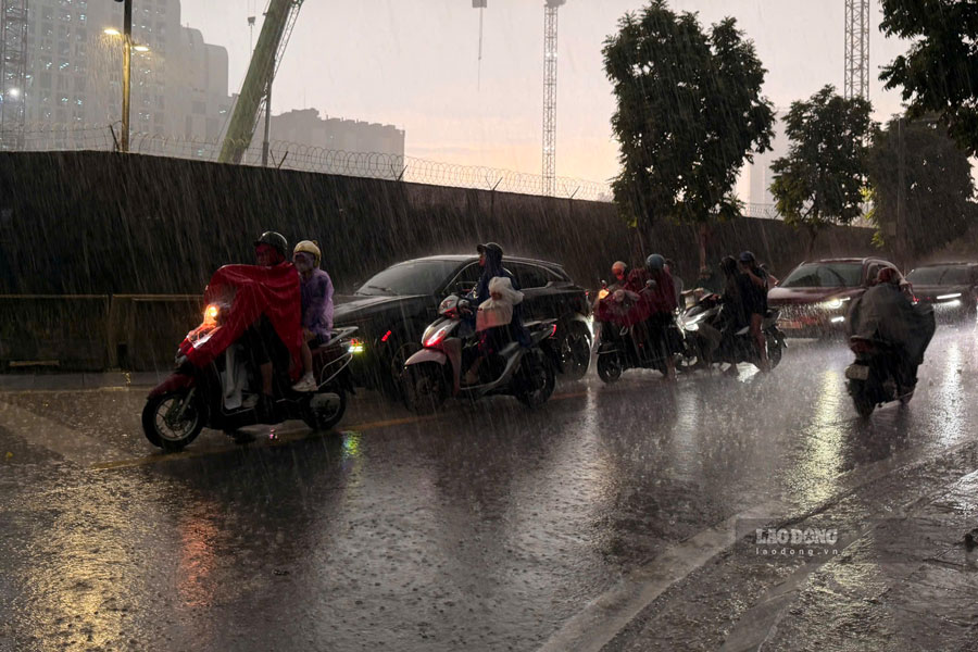 Hanoi is forecast to have rain due to the influence of cold air tonight and tomorrow, September 10. Photo: Duong Anh (taken in Hanoi in August 2026)