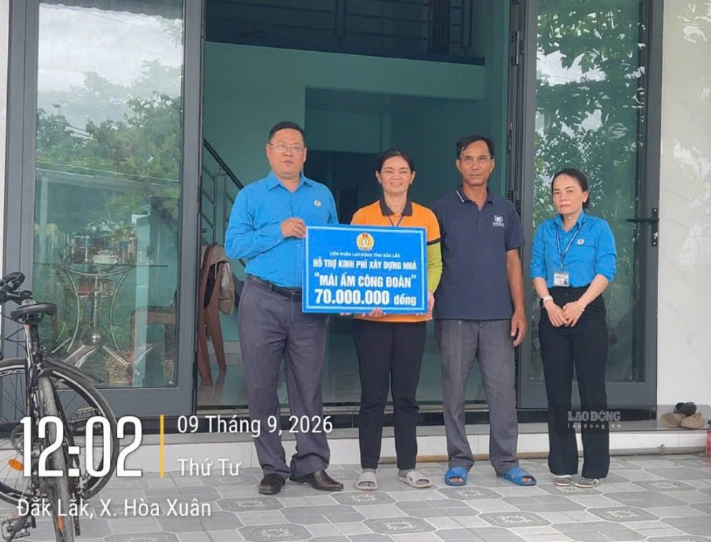 Dong Hoa Ward Trade Union (Dak Lak province) handed over funds to support the construction of "Trade Union Homes" for union members in difficult circumstances. Photo: Thanh Hoa