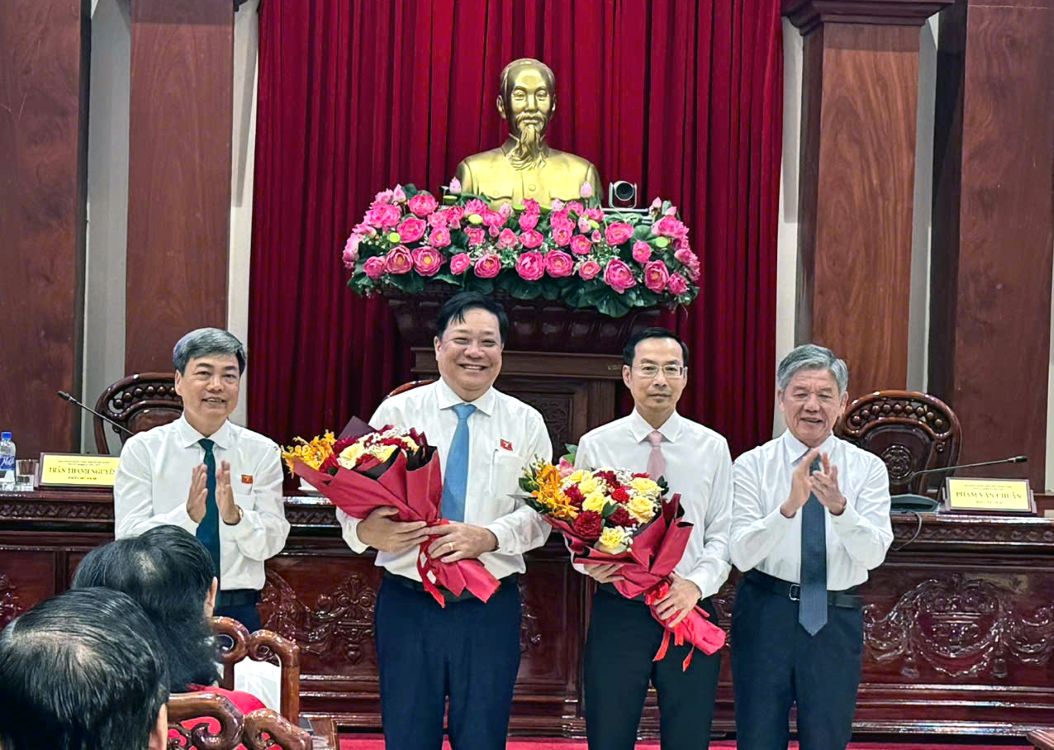 Ông Ngô Chí Cường (bìa phải ảnh) tặng hoa chúc mừng ông Nguyễn Thanh Nhàn và ông Phạm Thành Ngại nhận nhiệm vụ mới (thứ 2 và thứ ba từ phải sang). Ảnh: Trần Tài