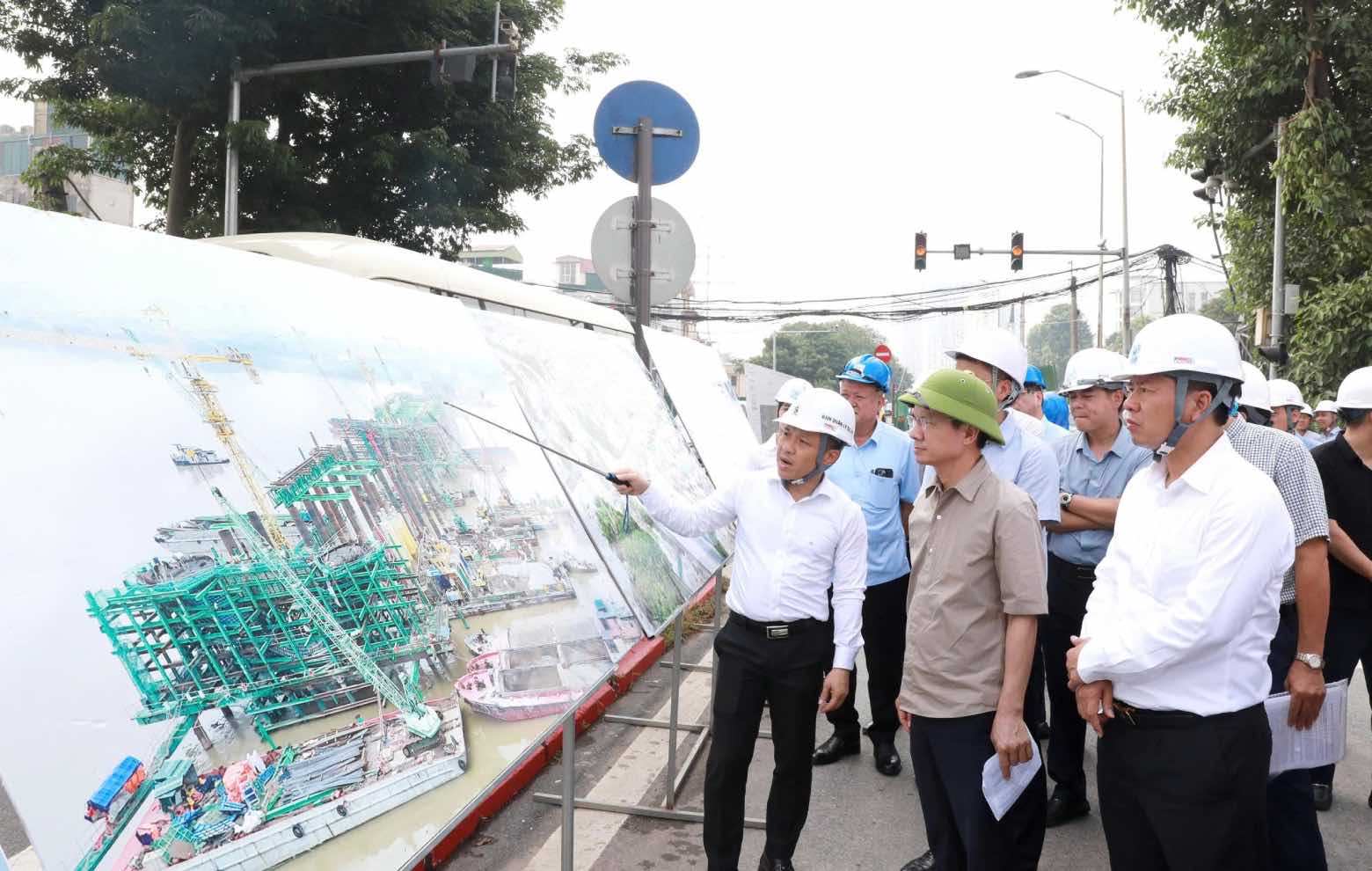 Vice Chairman of Hanoi People's Committee Bui Duy Cuong inspects the construction progress of Tran Hung Dao bridge. Photo: Hanoi People's Committee