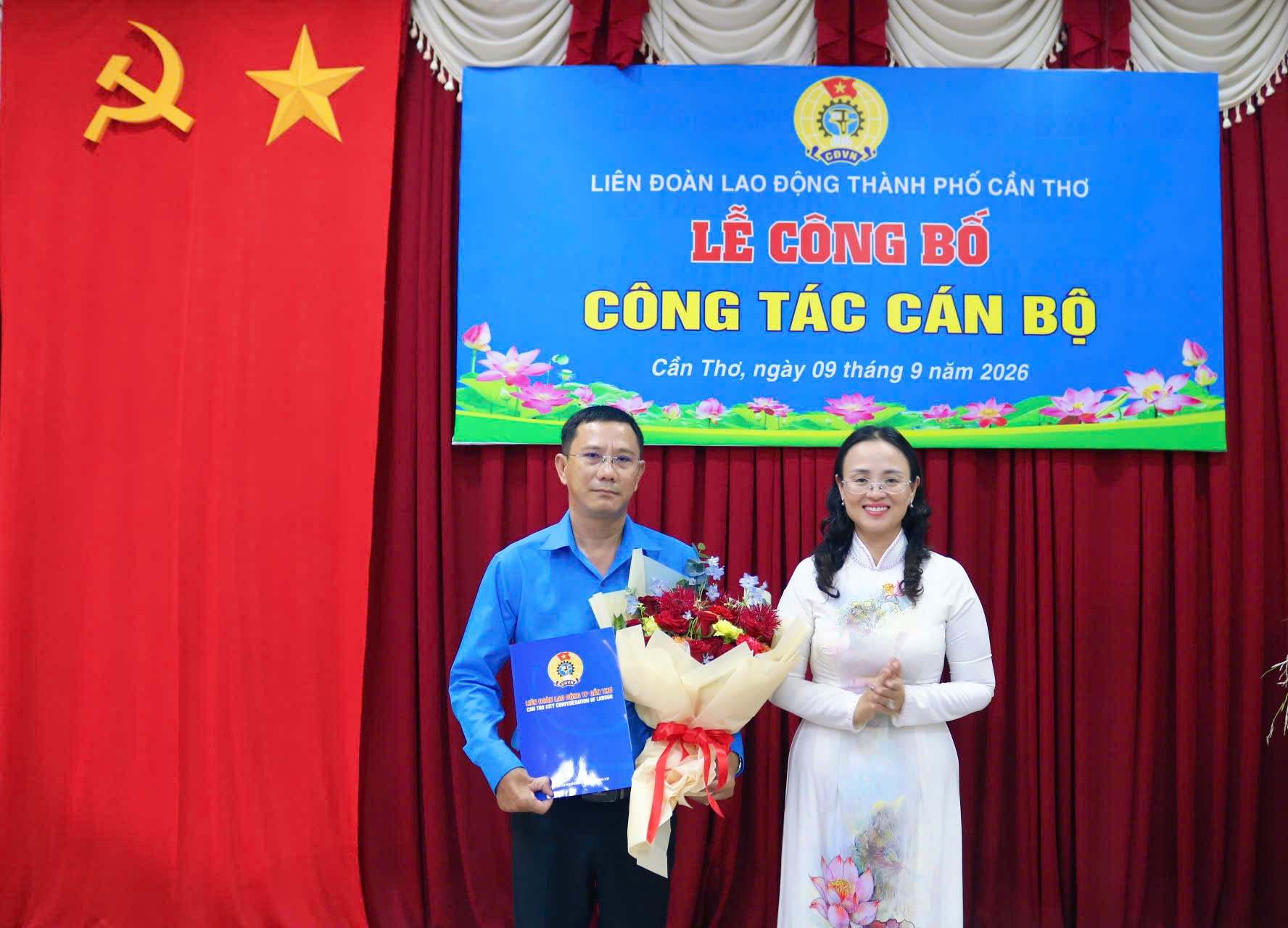 Chủ tịch LĐLĐ TP Cần Thơ Lê Thị Sương Mai trao Quyết định cho ông Lê Văn Chọn. Ảnh do LĐLĐ TP Cần Thơ cung cấp ngày 9.9.2026