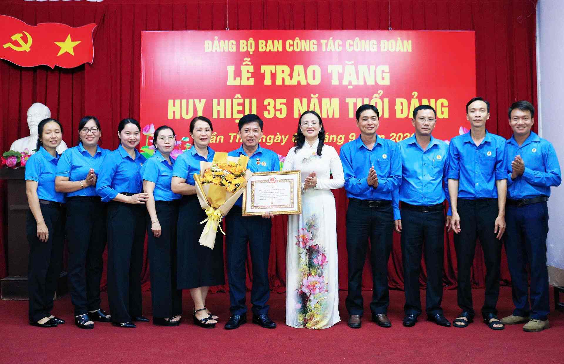 Trao tặng Huy hiệu 35 năm tuổi Đảng cho ông Nguyễn Hoàng Kịch (cầm hoa). Ảnh do LĐLĐ TP Cần Thơ cung cấp ngày 9.9.2026