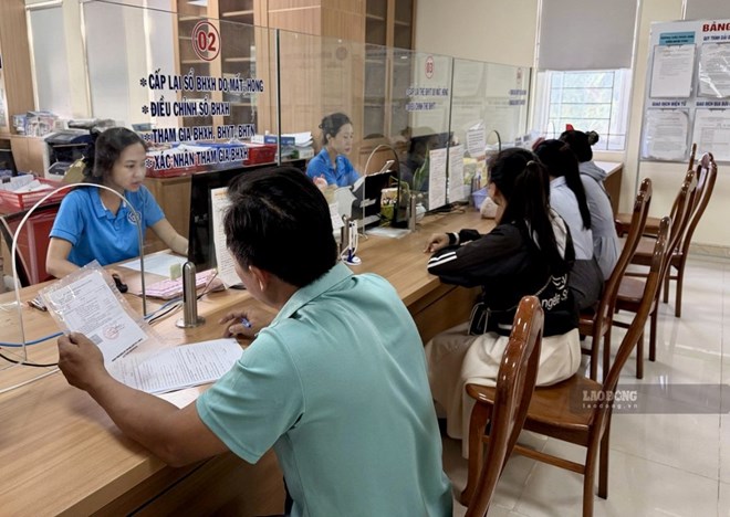 Workers come to the Social Insurance agency in Lam Dong to complete procedures. Photo: Duy Tuan (taken in April 2026)