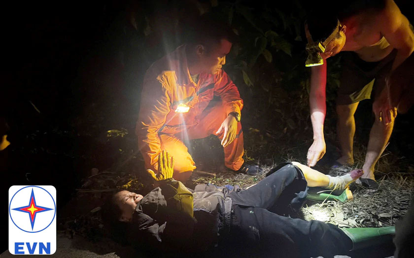 Deux employés de la compagnie d'électricité se sont rendus sur les lieux et ont aidé à prodiguer les premiers secours aux victimes dans la soirée du 30 août. Photo: EVN Lào Cai