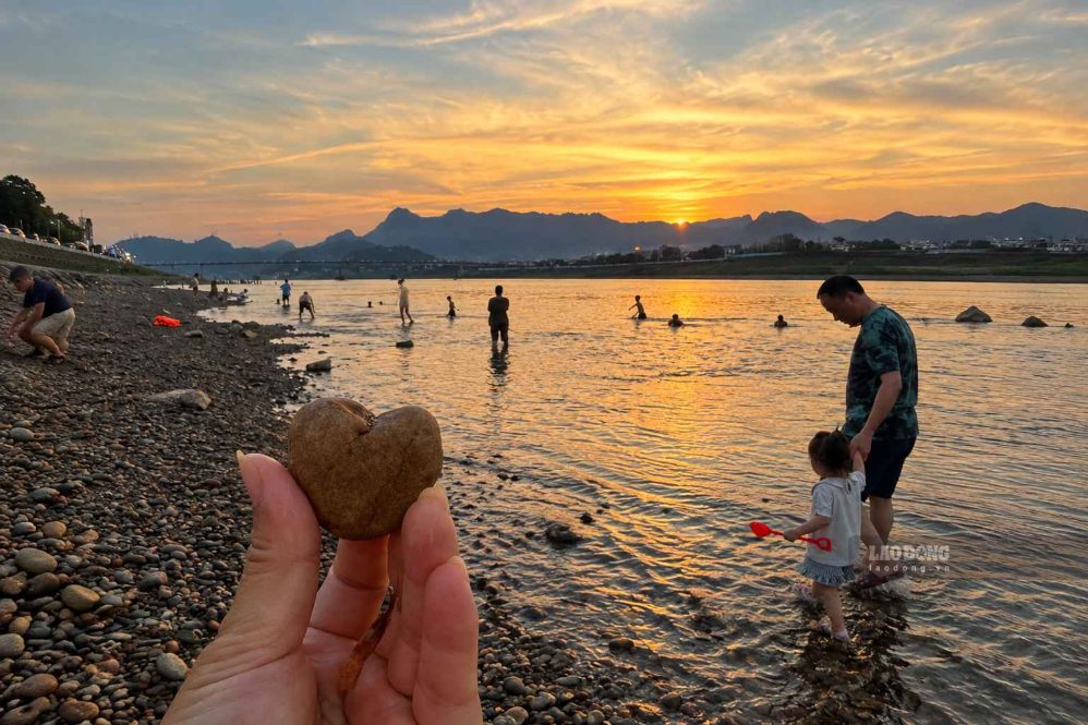 People are excited when the water level of the Da River suddenly drops low. Photo taken in September 2026: Nguyen Linh
