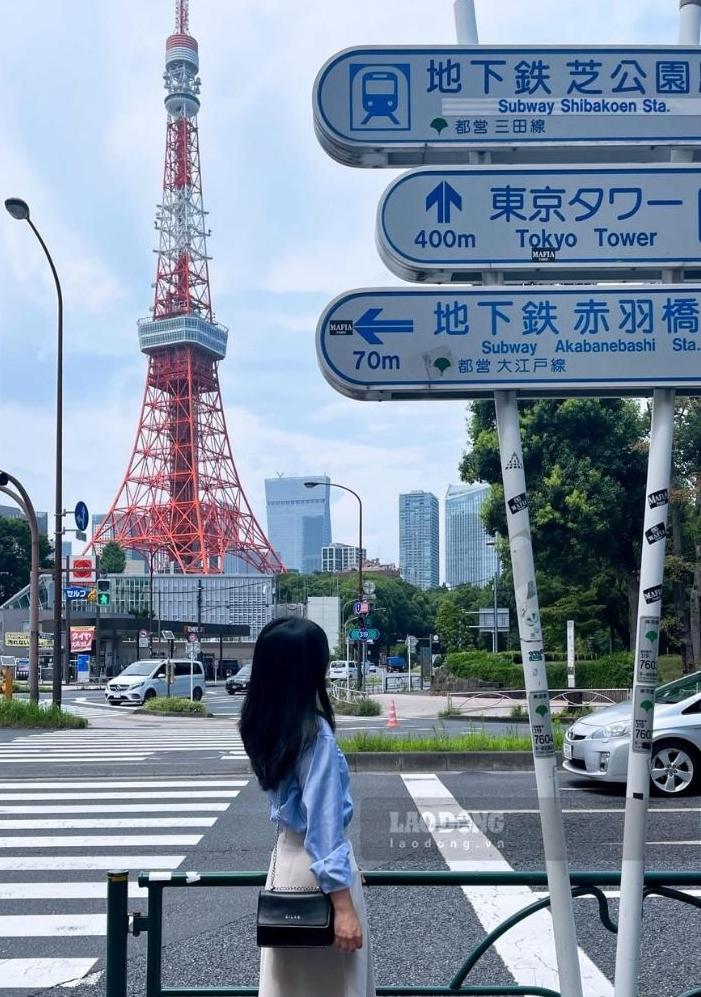 Tháp Tokyo nổi bật giữa lòng thành phố, trở thành một trong những biểu tượng quen thuộc và điểm ngắm cảnh được nhiều du khách lựa chọn khi đến Nhật Bản. Ảnh: Phương Anh  