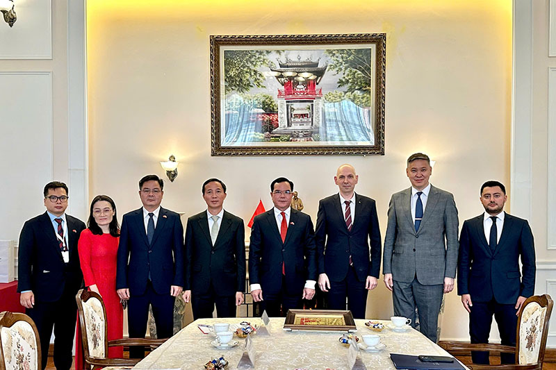 Phái đoàn hai nước chụp ảnh lưu niệm sau hội đàm. Ảnh: Cổng TTĐT Bộ Dân tộc và Tôn giáo