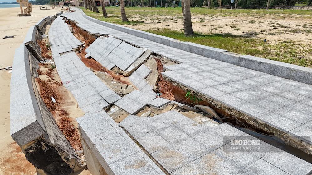 Kè biển tại khu vực bãi tắm Trung Giang bị xô lệch, hư hỏng. Ảnh chụp vào ngày 9.9. Ảnh: Hưng Thơ