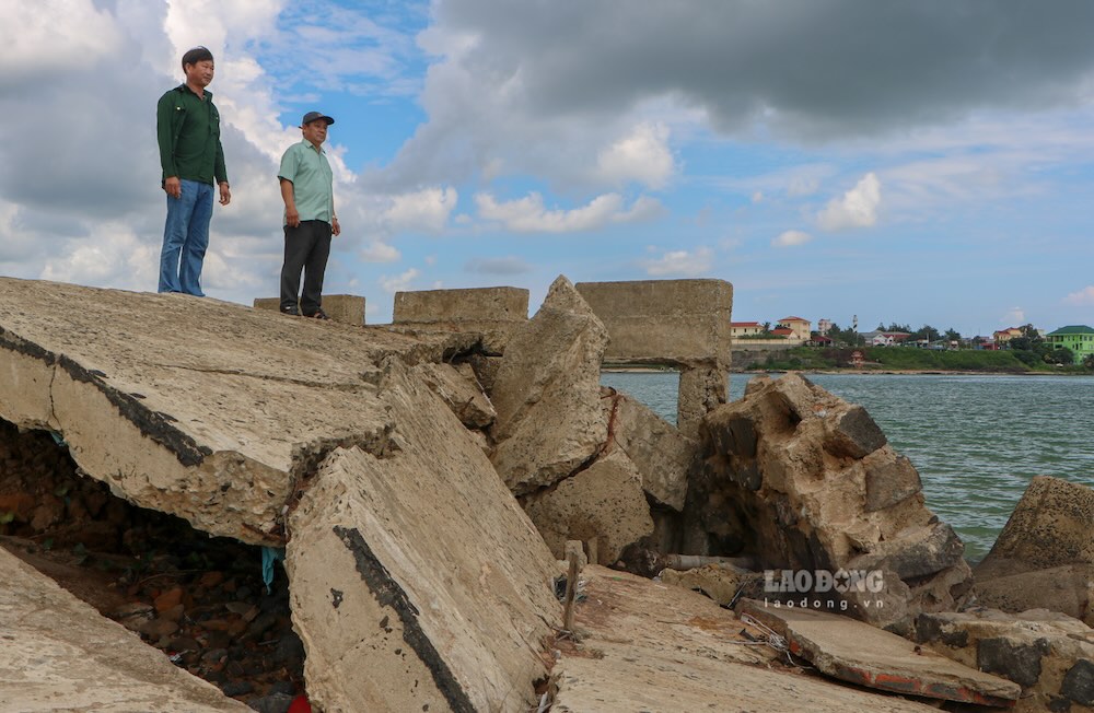 The sea dyke in the area near Cua Tung bridge was eroded, causing concrete blocks and dyke protection components to be displaced, subsided, and broken. As of September 9, it has not been repaired. Photo: Hung Tho