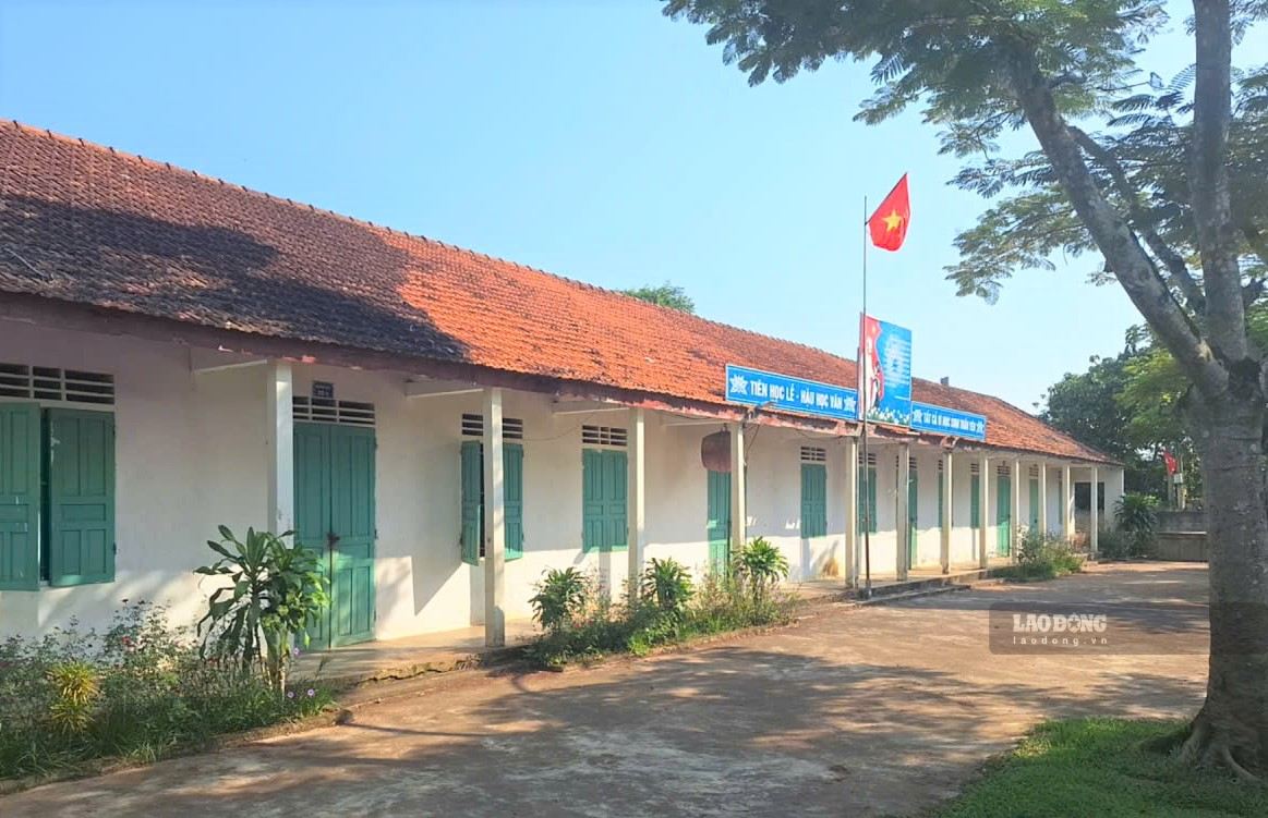 Parents want to keep the Tien Son satellite school point, belonging to Quynh Tam Commune Primary School (Nghe An). Photo: Quang Dai taken on September 9.