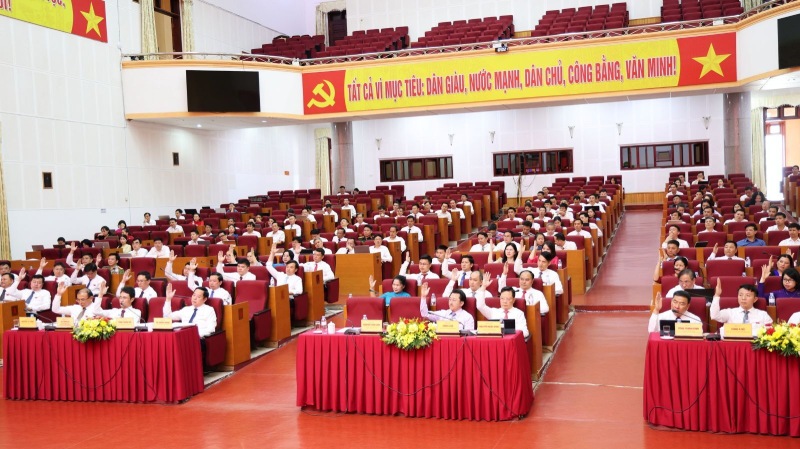 Delegates of the Lai Chau Provincial People's Council voted to pass 9 resolutions. Photo: Laichau. gov. vn