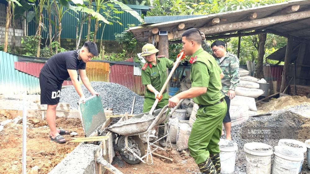 Công an xã Bát Xát giúp dân xóa nhà tạm, nhà dột nát.