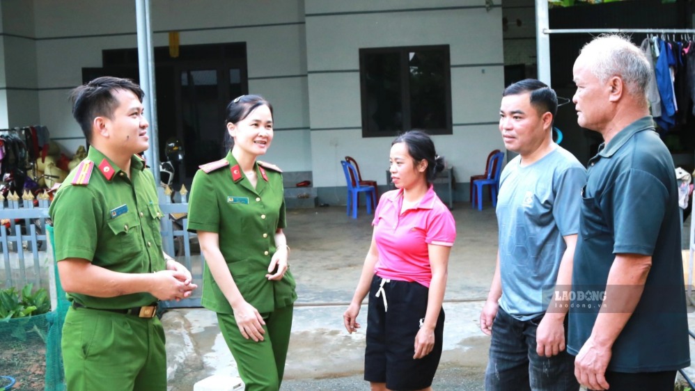 Cadres and soldiers of Bat Xat Commune Police stick to the grassroots level, grasping the situation among the people in early September 2026. Photo: Ha Van
