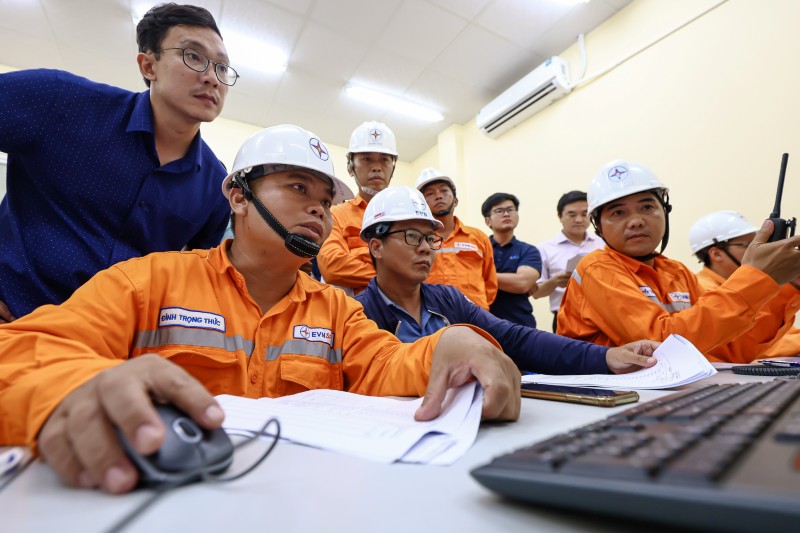 Cán bộ, kỹ sư EVNSPC theo dõi quá trình đóng điện tại Trạm biến áp 220kV. Ảnh: EVNSPC cung cấp.