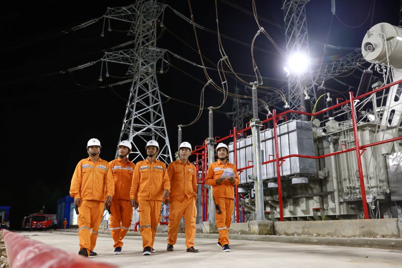 Nhân viên Công ty Điện lực An Giang kiểm tra vận hành Trạm biến áp 220kV sau khi đóng điện. Ảnh: EVNSPC cung cấp