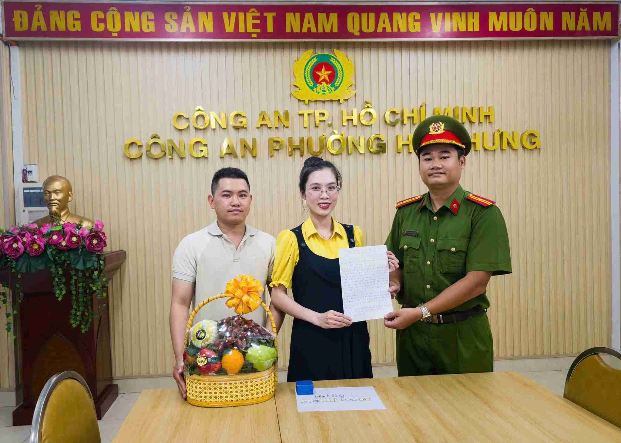 La Sra. Huong, después de recuperar la propiedad perdida, escribió una carta de agradecimiento a la policía del barrio de Hoa Hung (Ciudad Ho Chi Minh). Foto: Policía del barrio de Hoa Hung