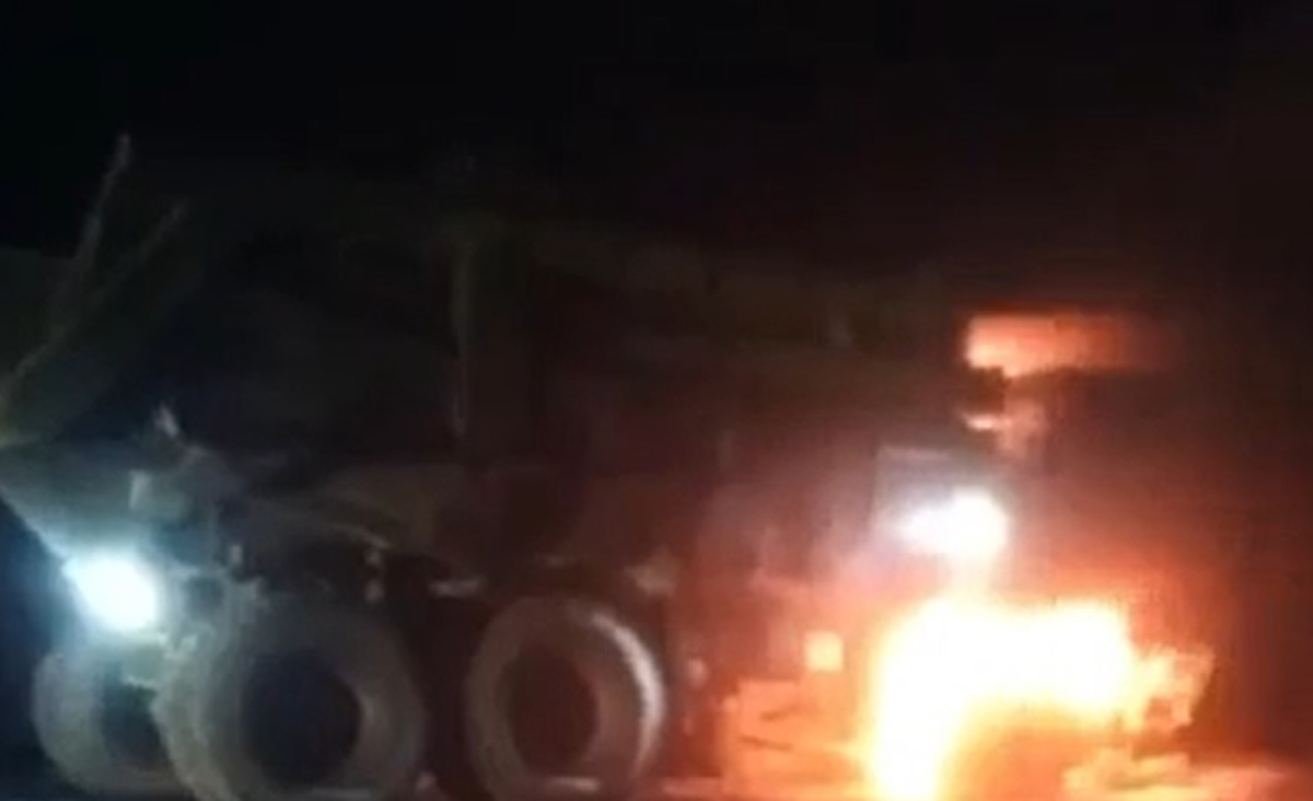 El neumático delantero del camión se incendió y explotó, causando la muerte de un trabajador. Foto: N.H