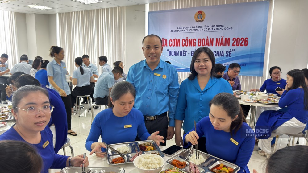 Chairman of Ham Thang Ward Trade Union (Lam Dong province) and Chairman of grassroots Trade Union encourage union members at Trade Union Meal, September 9th. Photo: Duy Tuan