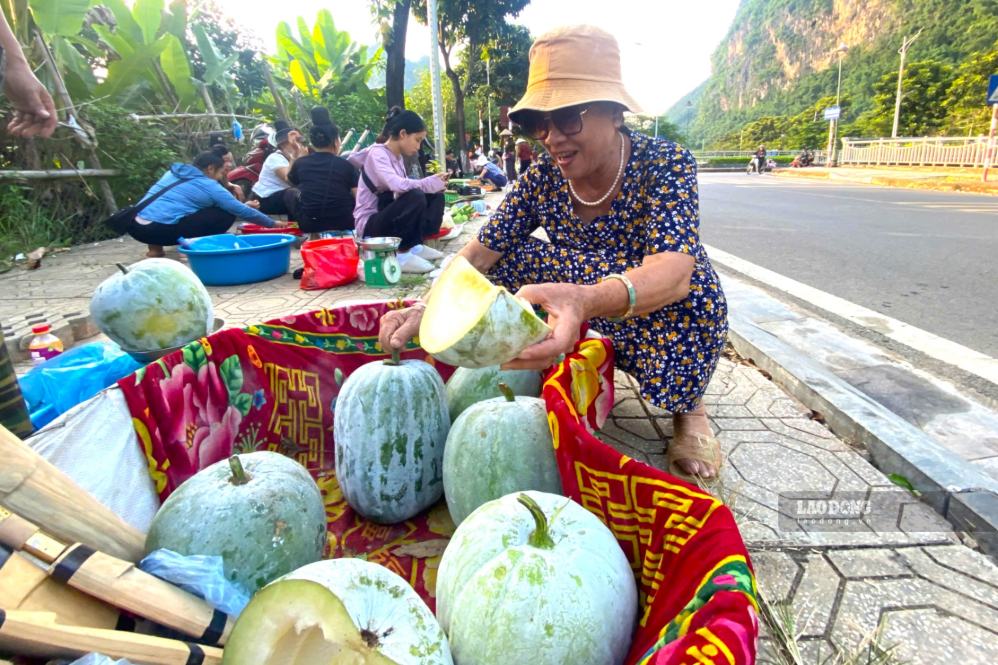 Người dân phường Chiềng An mua bí xanh thơm ruột vàng. Ảnh: Trường Sơn chụp ngày 8.9.2026